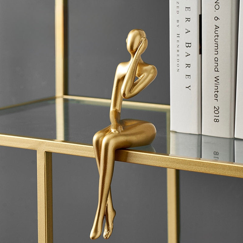 Escultura Decorativa Dourada Sentada – Arte Abstrata Minimalista 23cm