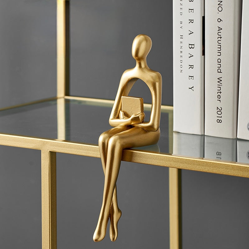 Escultura Decorativa Dourada Sentada – Arte Abstrata Minimalista 23cm