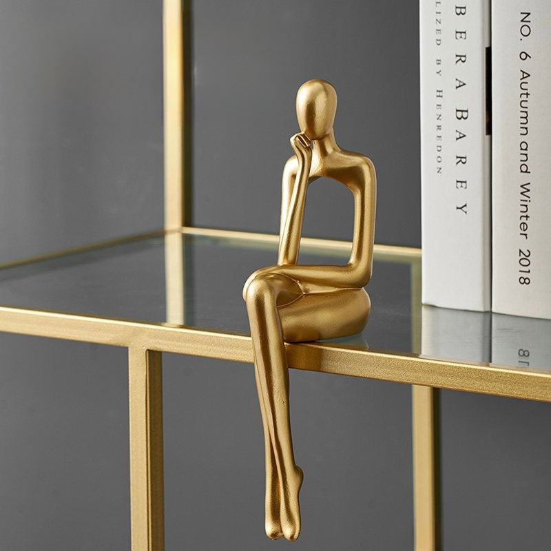Escultura Decorativa Dourada Sentada – Arte Abstrata Minimalista 23cm